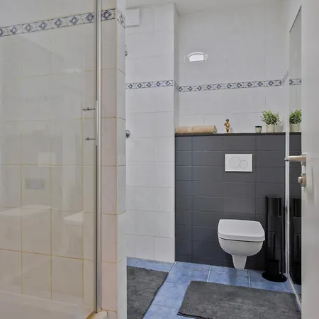 Deine Bude - 4 Doppelzimmer, 2 Baeder, Kueche Apartment *