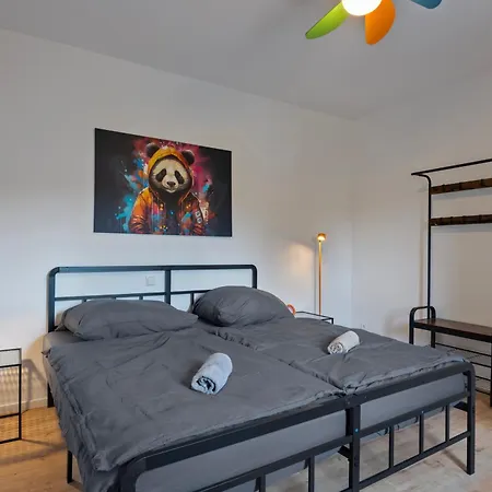 Deine Bude - 4 Doppelzimmer, 2 Baeder, Kueche